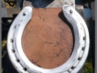 Aluminiumeisen aus dem Handel mit eingearbeitetem Hartmetallstab im Zehenbereich. Das Hartmetall verhindert übermäßige Abnützung um die Lebensdauer des Beschlages zu verlängern